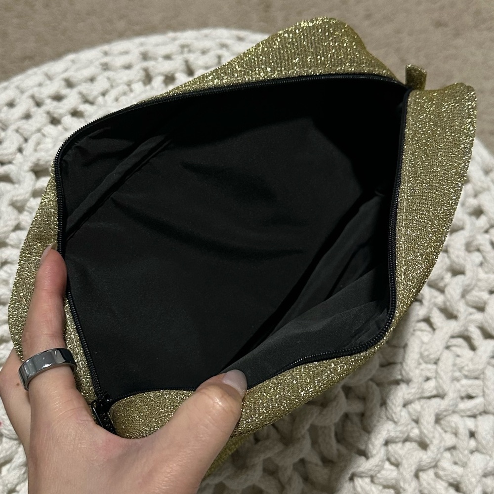 CHANEL glittery gold large cosmetic bag - Picture 3 of 3